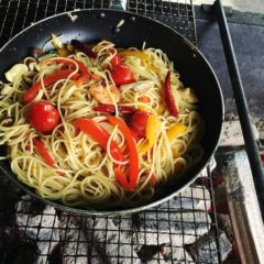 色とりどりのパプリカとトマトのペペロンチーノ